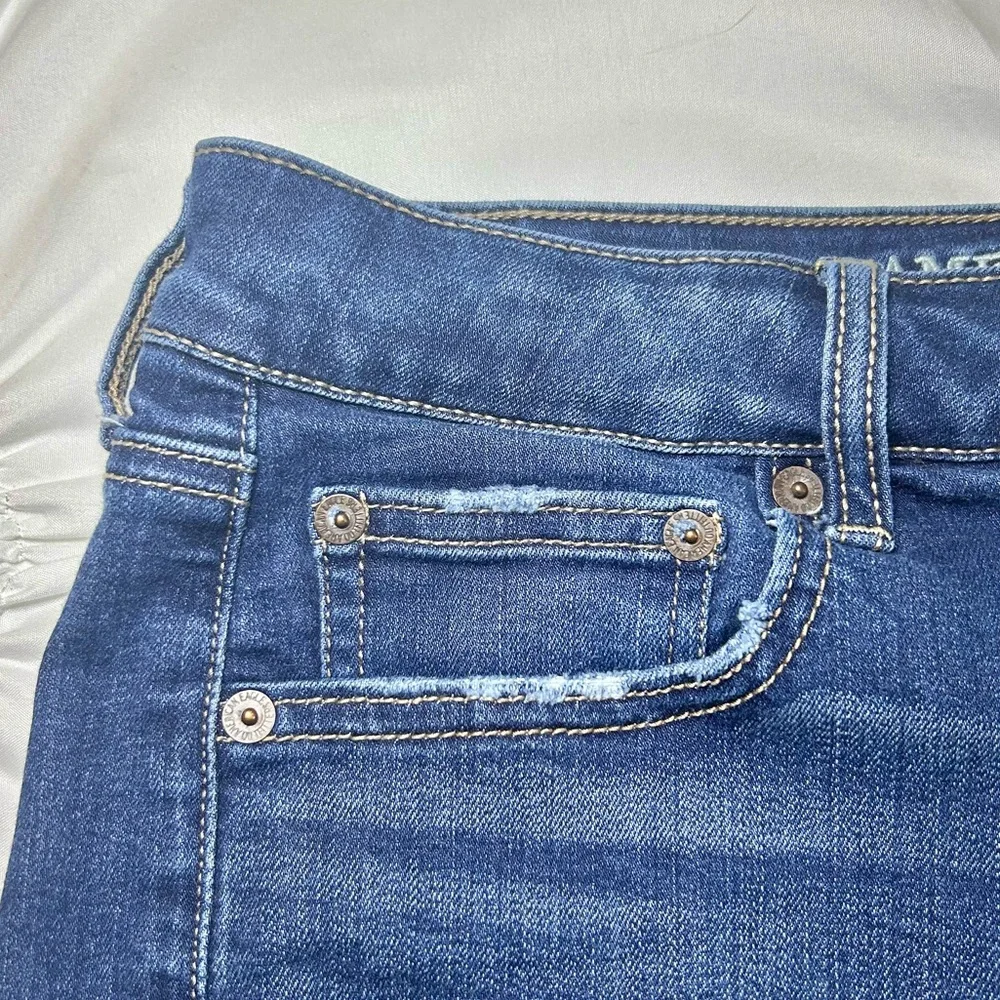 American Eagle Denim & Cream Lace Pocket Frayed Hem Shortie Jean Shorts Size 8
